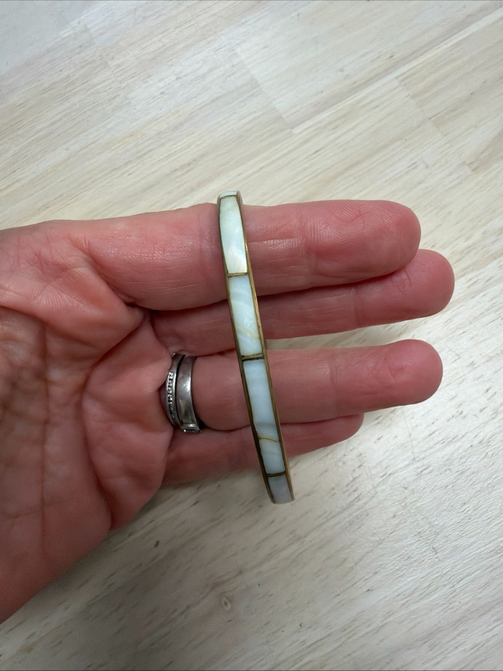 Vintage Shell Mother Of Pearl Bangle Bracelet Brass Tone Ocean Sea